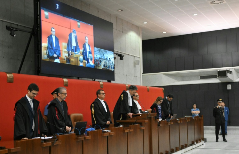 Le juge Paolo Lepri (c) prononce le verdict concernant l'effondrement du pont Morandi en 2018, au tribunal de Gênes, le 16 juillet 2026 en Italie