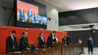 Le juge Paolo Lepri (c) prononce le verdict concernant l'effondrement du pont Morandi en 2018, au tribunal de Gênes, le 16 juillet 2026 en Italie