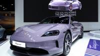 Un modèle Taycan de Porsche exposé au salon de l'auto de Bangkok, mars 2025