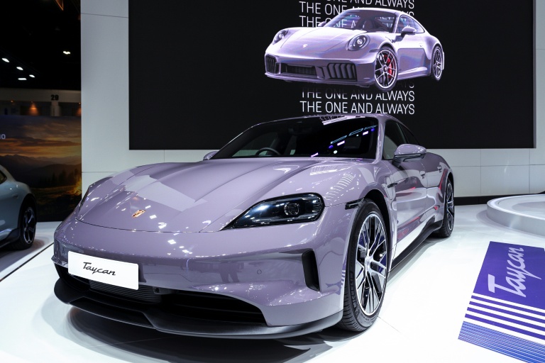 Un modèle Taycan de Porsche exposé au salon de l'automobile à Bangkok, le 24 mars 2025 en Thaïlande