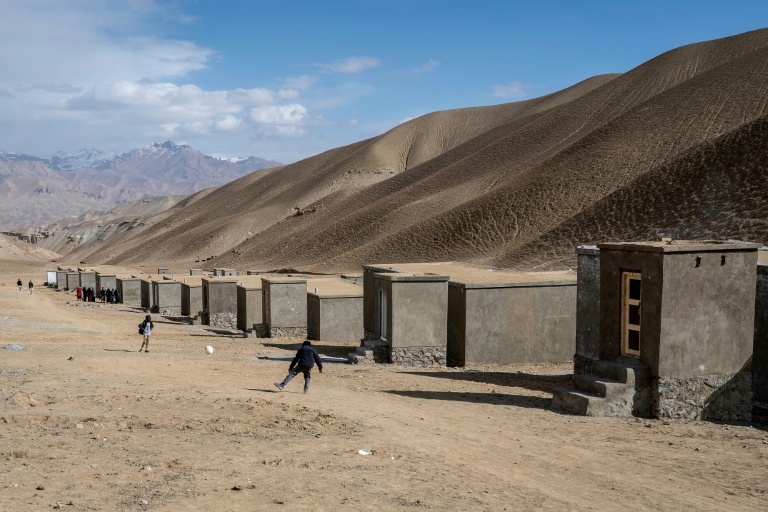 Des enfants jouent au football près des maisons nouvellement construites pour les Afghans rapatriés d'Iran et du Pakistan à Jar-e-Khushk, dans la banlieue de la province de Bamiyan, le 20 janvier 2026