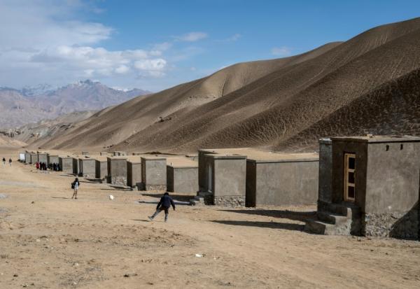 Des enfants jouent au football près des maisons nouvellement construites pour les Afghans rapatriés d'Iran et du Pakistan à Jar-e-Khushk, dans la banlieue de la province de Bamiyan, le 20 janvier 2026