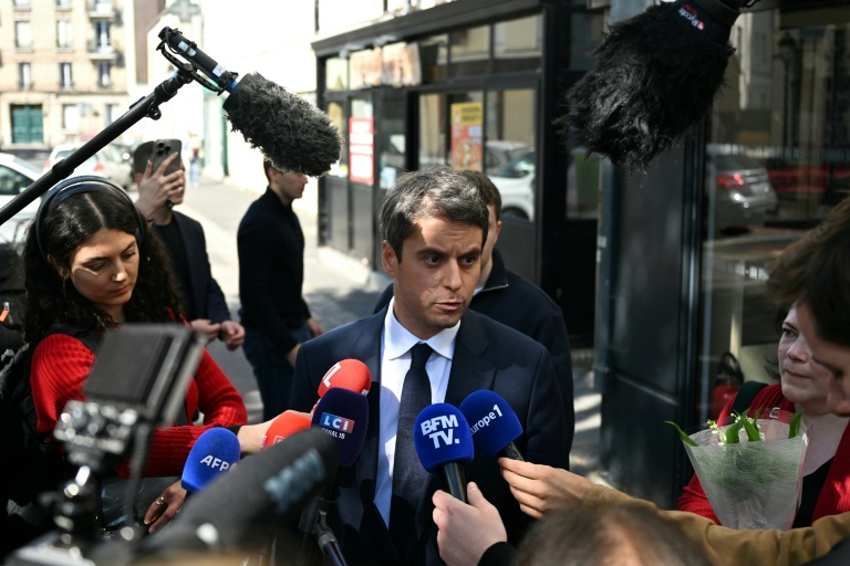 Gabriel Attal, secrétaire général de Renaissance, parle aux journalistes lors d'une visite dans une boulangerie à Vanves, près de Paris, à l'occasion de la Journée internationale des travailleurs, le 1er mai 2026  
