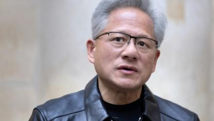 Le patron de Nvidia, Jensen Huang, lors d'une conférence de presse à Paris le 13 octobre 2026