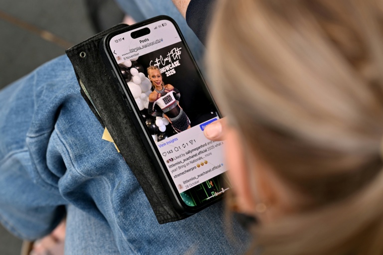 Ava Jones, influenceuse de 12 ans, consulte son compte sur les réseaux sociaux, le 18 novembre 2025 à Melbourne, en Australie