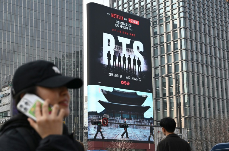 Une affiche géante annonce le concert de retour du groupe de K-pop BTS place Gwanghwamun à Séoul, le 17 mars 2026 en Corée du Sud