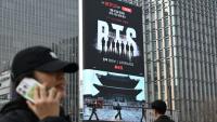 Une affiche géante annonce le concert de retour du groupe de K-pop BTS place Gwanghwamun à Séoul, le 17 mars 2026 en Corée du Sud