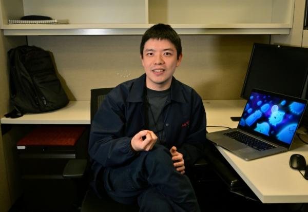 L'étudiant chinois SiJia Zheng explique comment il a utilisé l'intelligence artificielle pour modifier son visage et incarner les différents personnages de son film, à l'Université de Californie du Sud à Los Angeles, le 6 mars 2026