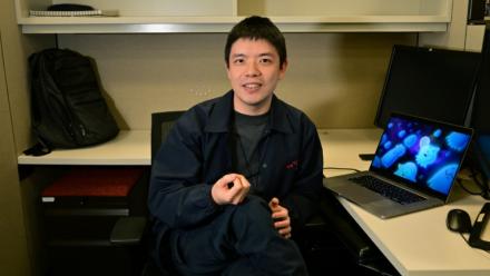 L'étudiant chinois SiJia Zheng explique comment il a utilisé l'intelligence artificielle pour modifier son visage et incarner les différents personnages de son film, à l'Université de Californie du Sud à Los Angeles, le 6 mars 2026