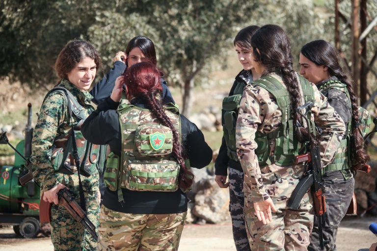 Des combattantes des Unités de protection de la femme, affiliées aux Forces démocratiques syriennes (FDS), lors de la visite d’une délégation gouvernementale à  Qamichli, une ville majoritairement kurde dans le nord-est de la Syrie,  le 8 février 2026