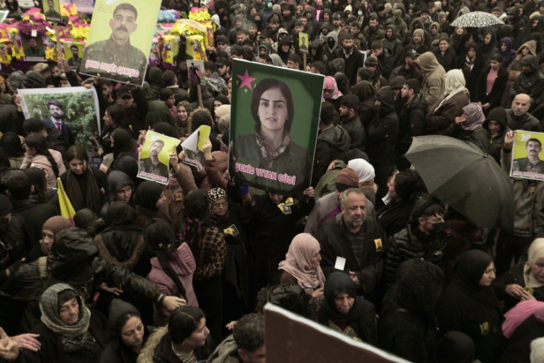 Funérailles de cinq combattants kurdes tués lors d’affrontements avec l'armée syrienne dans le nord-est de la Syrie, à Qamichli, le 28 janvier 2026