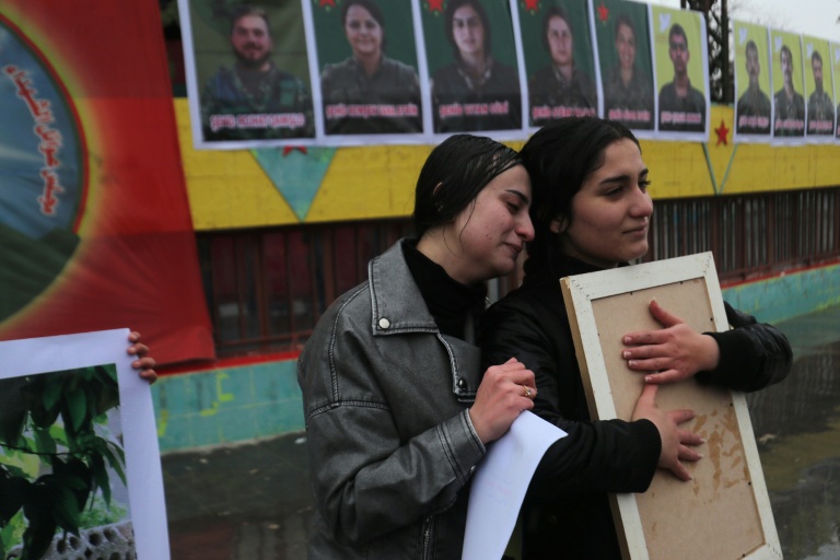 Funérailles de cinq combattants kurdes tués lors d'affrontements avec l'armée syrienne, à Qamichli, dans le nord-est de la Syrie, le 28 janvier 2026