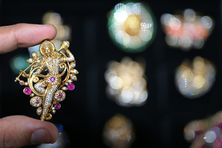 Une broche incrustée de pierres précieuses réalisées entièrement conçue par IA par la start-up indienne, lors du sommet sur l'intelligence artificielle à New Delhi, le 17 février 2026