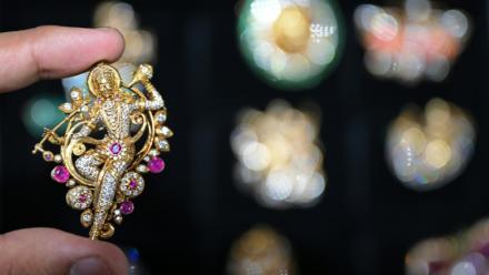 Une broche incrustée de pierres précieuses réalisées entièrement conçue par IA par la start-up indienne, lors du sommet sur l'intelligence artificielle à New Delhi, le 17 février 2026