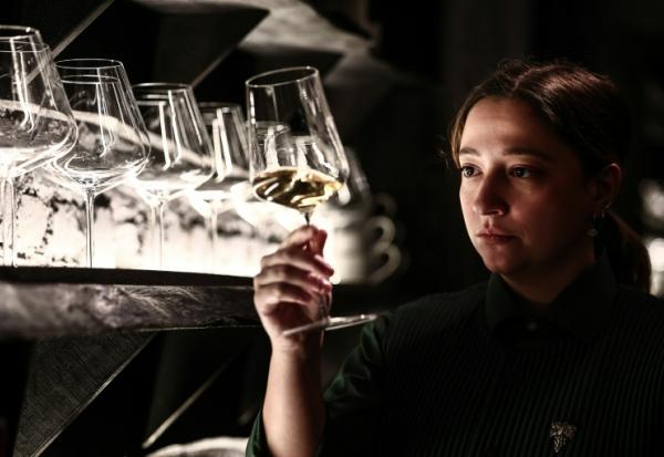 Agnese Morandi, la sommelière italienne du deux étoiles Table, à Paris, le 27 novembre 2025 