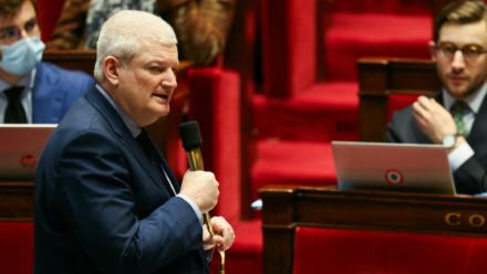 Olivier Falorni, rapporteur du projet de loi sur le droit à l'aide active à mourir, assiste au vote solennel sur ce texte à l'Assemblée nationale, le 25 février 2026 à Paris