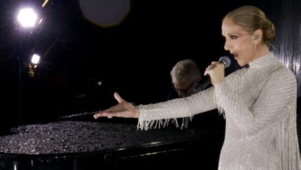 La chanteuse canadienne Céline Dion chante à la tour Eiffel pour l'ouverture des Jeux olympiques à Paris, le 26 juillet 2024
