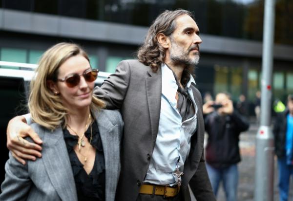 Le comédien britannique Russell Brand, accompagné de son épouse Laura Gallacher, arrive au tribunal de Southwark pour son procès pour viols et agressions sexuelles, le 27 octobre 2026 à Londres