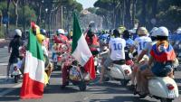 Des passionnés de Vespa du monde entier participent à la parade des Vespa World Days, marquant le 80e anniversaire de la célèbre marque italienne de scooters, le 27 juin 2026 à Rome 