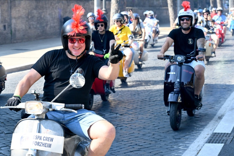 Des passionnés de Vespa participent à la parade des Vespa World Days, marquant le 80e anniversaire de la célèbre marque italienne de scooters, le 27 juin 2026 à Rome 