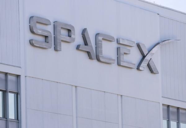Une enseigne de SpaceX à Hawthorne, en Californie, le 26 mars 2026