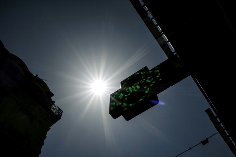Le thermomètre d'une pharmacie affiche 38 degrés Celsius, à Lyon le 26 mai 2026