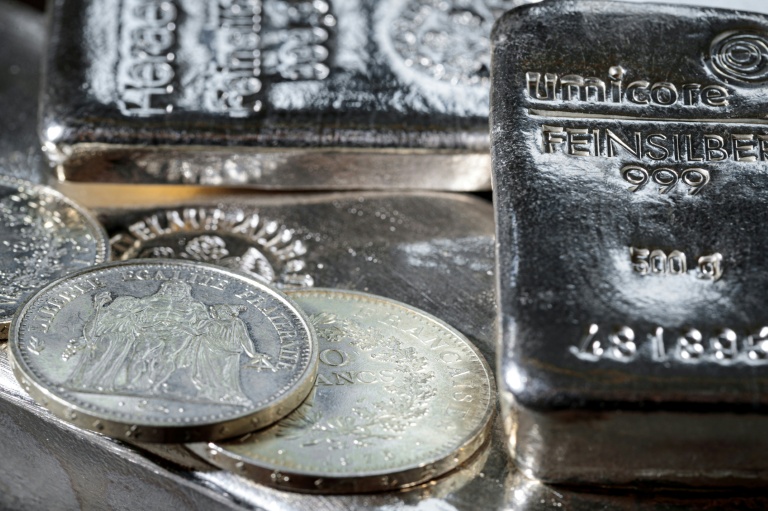 En liquidant l'or et l'argent, ils ont pu récupérer des dollars, la devise dans laquelle s'échangent les hydrocarbures comme le pétrole