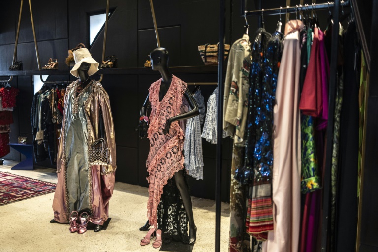 Des vêtements exposés au concept-store de mode et de décoration de luxe Alára, le 20 août 2025 à Lagos, au Nigeria