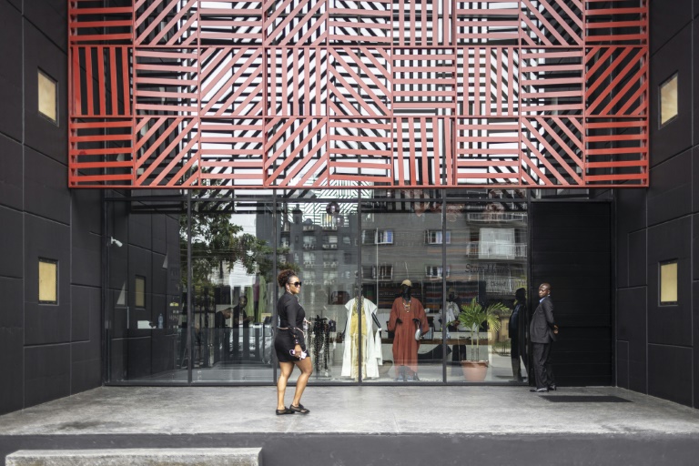 L'entrée du concept-store de mode et de décoration de luxe Alára, le 20 août 2025 à Lagos, au Nigeria