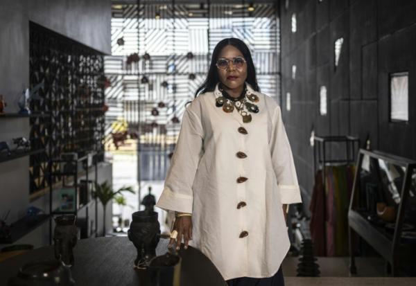 Reni Folawiyo, fondatrice d'Alára, concept-store de mode et de décoration de luxe, le 20 août 2025 à Lagos, au Nigeria