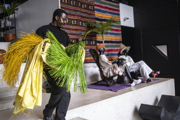 Un employé au concept-store de mode et de décoration de luxe Alára, le 20 août 2025 à Lagos, au Nigeria
