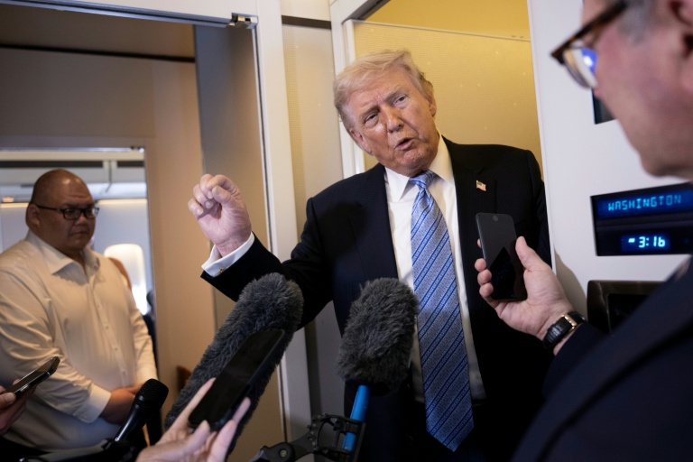 Le président américain Donald Trump s'adresse aux journalistes à bord d'Air Force One après son départ de l'aéroport international de Pékin, le 15 mai 2026, sur le chemin du retour vers les États-Unis