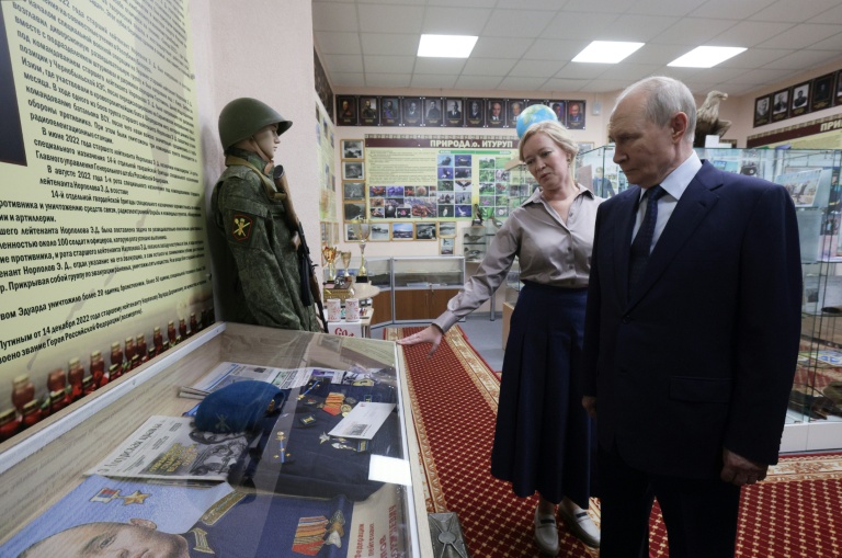 Le président russe Vladimir Poutine visite une école à Itouroup, dans les îles Kouriles, disputées avec le Japon, le 13 août 2026