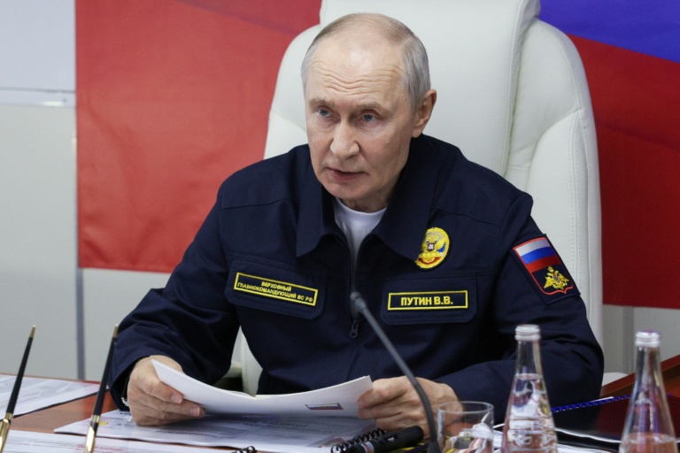 Photo diffusée par l'agence d'État russe Sputnik montrant le président russe Vladimir Poutine à bord du croiseur lance-missiles Varyag de la Marine russe, lors de la phase finale des exercices navals de la Flotte du Pacifique, sur l'île de Sakhaline, à l'Extrême-Orient, le 12 août 2026