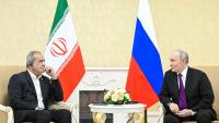 Le président russe Vladimir Poutine (droite) et son homologue iranien Masoud Pezeshkian s'entretiennent, le 8 octobre 2026 à Turkmenbashi au Turkménistan, sur cette photo distribuée par l'agence russe Spoutnik