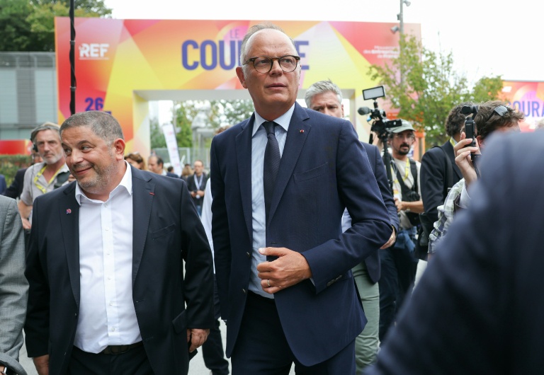 Edouard Philippe arrive à Roland-Garros, Paris, pour participer au premier grand débat  entre les principaux candidats à la présidentielle, organisé par le Medef, le 27 août 2026