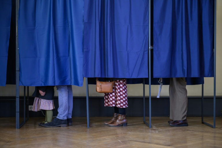 Des électeurs votent au premier tour des élections municipales, le 15 mars 2026 à Perpignan 