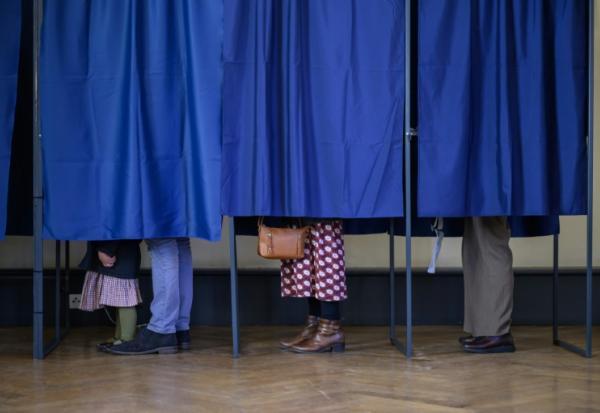 Des électeurs votent au premier tour des élections municipales, le 15 mars 2026 à Perpignan 