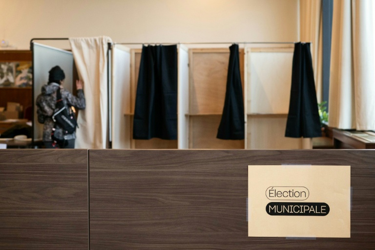 Un électeur entre dans l'isoloir pour voter au premier tour des municipales, le 15 mars 2026 à Lyon