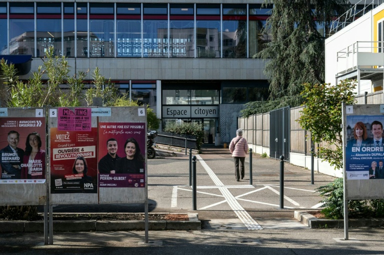 Une électrice arrive pour voter au premier tour des municipales, le 15 mars 2026 à Lyon 