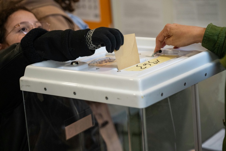 Une électrice vote au premier tour des municipales, le 15 mars 2026 à Marseille 