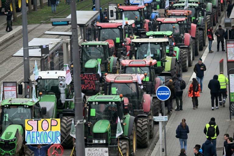Des agriculteurs arrêtent leurs tracteurs lors de manifestations contre le Mercosur près du Parlement européen à Strasbourg, le 20 janvier 2026