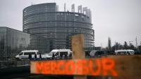 Le mot "MERCOSUR" est écrit sur une croix en bois lors de manifestations devant le Parlement européen à Strasbourg, le 20 janvier 2026
