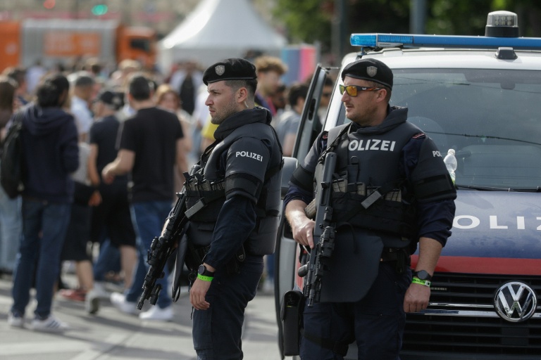 Une patrouille de police près de la zone réservée aux fans de l'Eurovision à Vienne, en Autriche, le 10 mai 2026