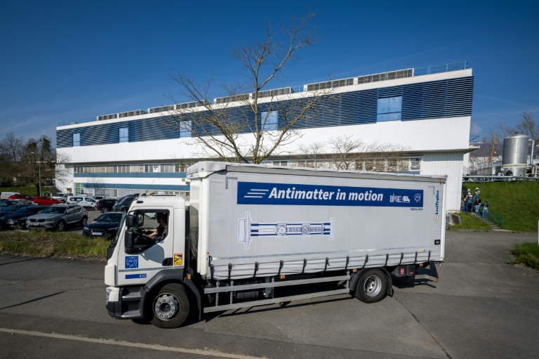 Un camion transporte des antiprotons lors d'un essai réussi du premier système de transport d'antimatière au monde, sur le campus du Cern, à Meyrin, près de Genève, le 24 mars 2026 en Suisse