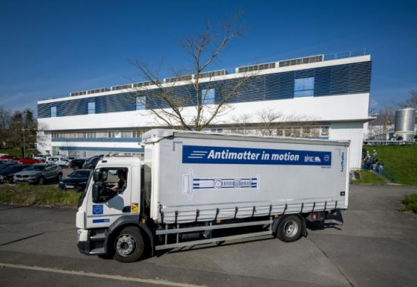 Un camion transporte des antiprotons lors d'un essai réussi du premier système de transport d'antimatière au monde, sur le campus du Cern, à Meyrin, près de Genève, le 24 mars 2026 en Suisse