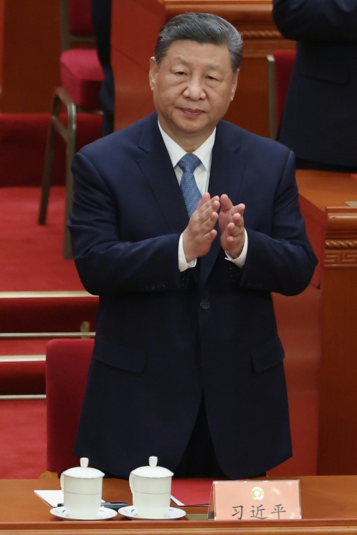 Le président chinois Xi Jinping applaudit au Grand palais du peuple à Pékin, le 11 mars 2026