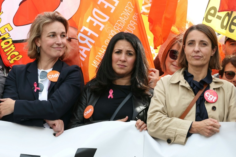 La secrétaire générale de la CGT, Sophie Binet (D), et la secrétaire générale de la CFDT, Marylise Léon (G), lors de la manifestation à Paris, le 2 octobre 2025