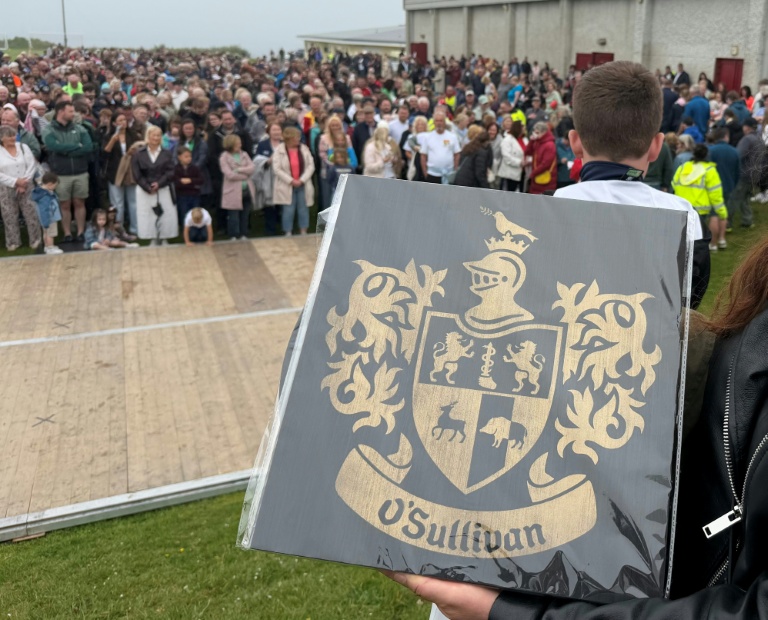 Des participants portant le même nom de Sullivan ou O'Sullivan, rassemblées dans le comté irlandais de Cork pour battre le record du monde du nombre de gens portant le même nom réunis en un seul lieu, le 30 mai 2026 à Castletownbere 