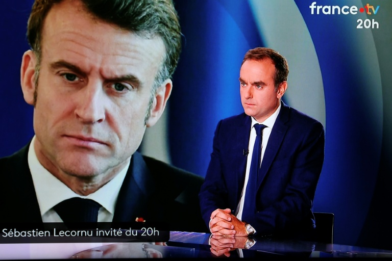 Le Premier ministre démissionnaire Sébastien Lecornu devant un portrait du président Emmanuel Macron lors d'une interview sur le plateau du JT de 20H00 de France 2, le 8 octobre 2025 à Paris